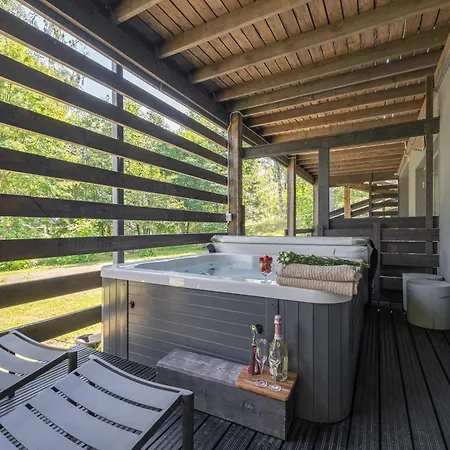 Kultaranta A - Scenic Lakeside With Hot Tub And Sauna *