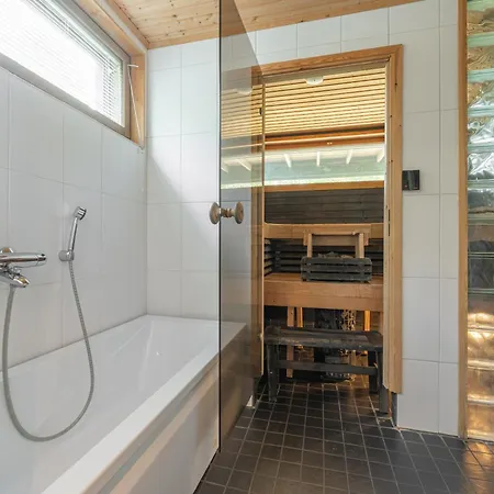 Kultaranta A - Scenic Lakeside With Hot Tub And Sauna Dağ evi Tahkovuori