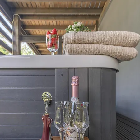 Kultaranta A - Scenic Lakeside In With Hot Tub And Sauna Chalet Tahko